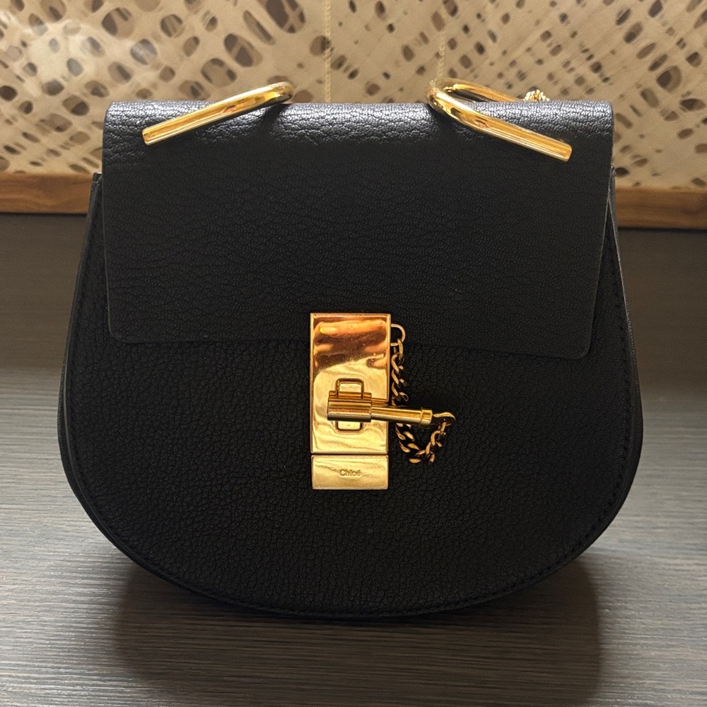 Chloé Small Drew Leather Saddle Bag in Black with Gold Hardware